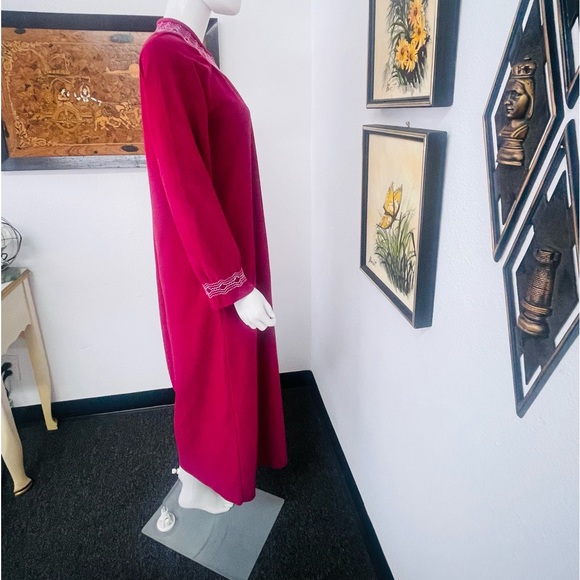 Vanity Fair Burgundy Zip Up Robe/ Housedress With Zig Zag Decoration - Picture 10 of 11